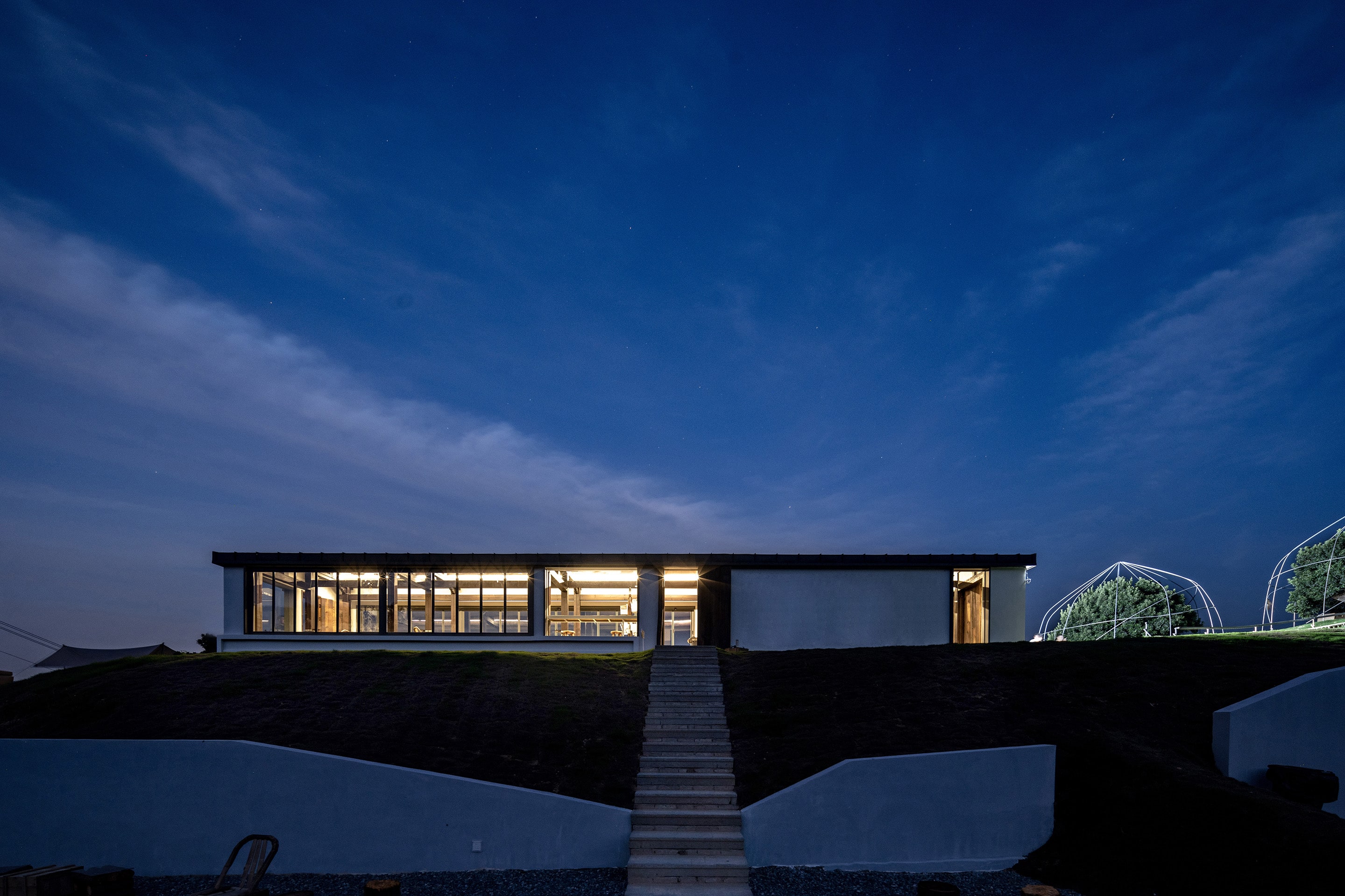 從室外西側(cè)看向室內(nèi)，View from the west side of the exterior looking into the interior  @徐英達(dá)-min.jpg