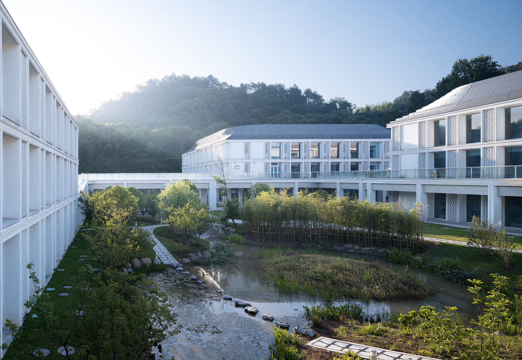 1728705580989294eorw.jpeg Courtyard Waterscape 院落水景2?趙強(qiáng).jpeg