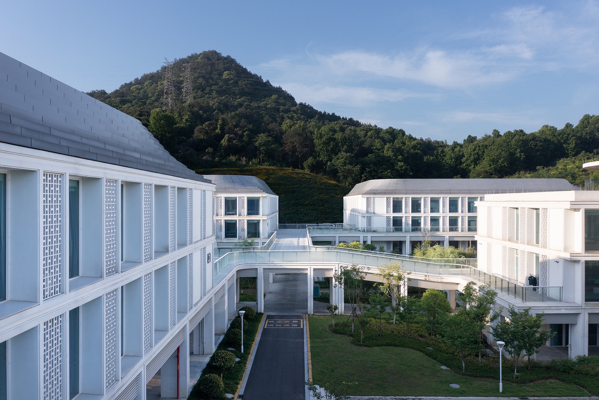 1728707452765739WCze.jpeg Surrounded by Mountains 山形環(huán)抱?趙強(qiáng).jpeg