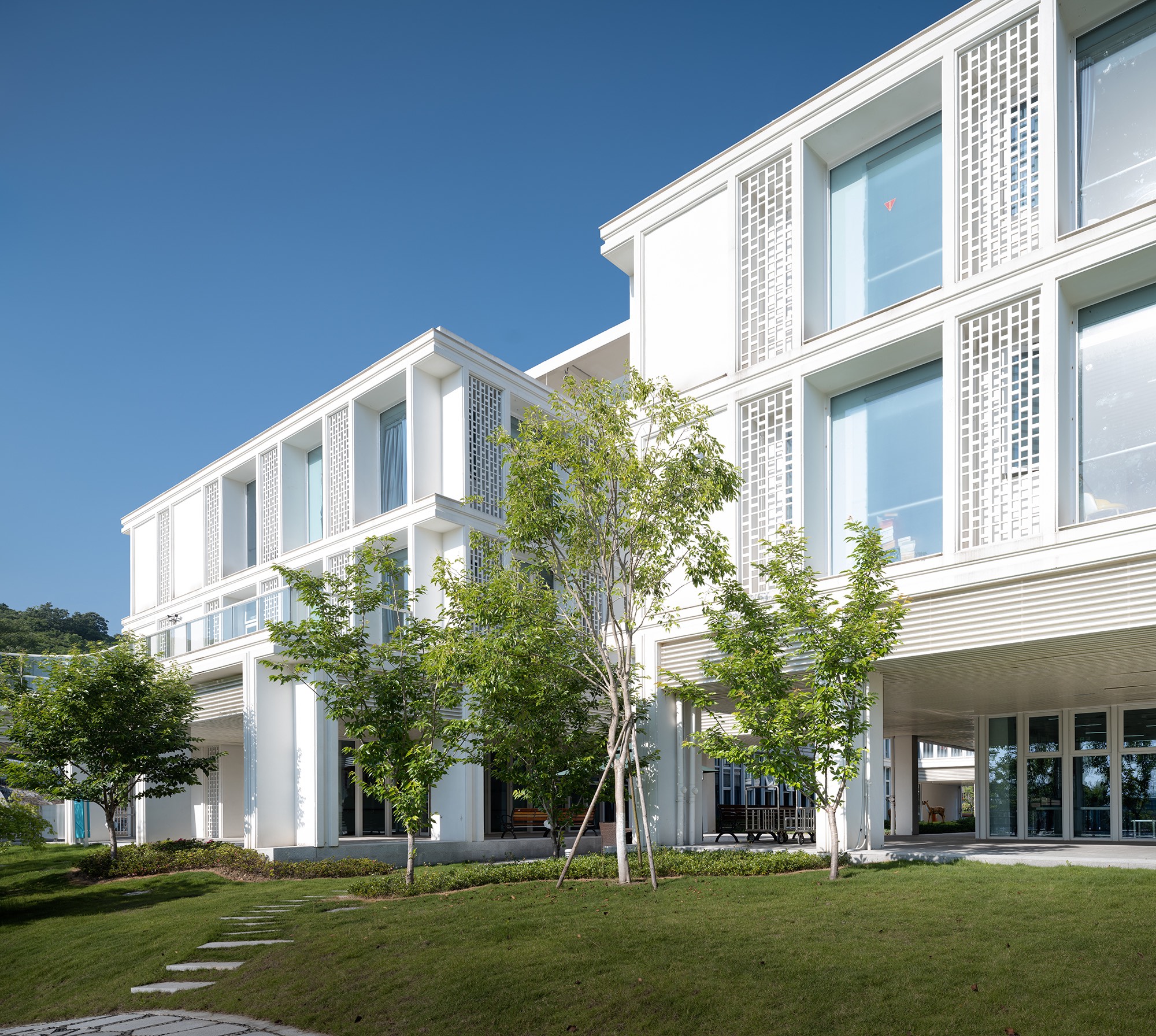 17287074683746555EuP.jpeg Landscape of Nursing Building 護(hù)理樓景觀?趙強(qiáng).jpeg