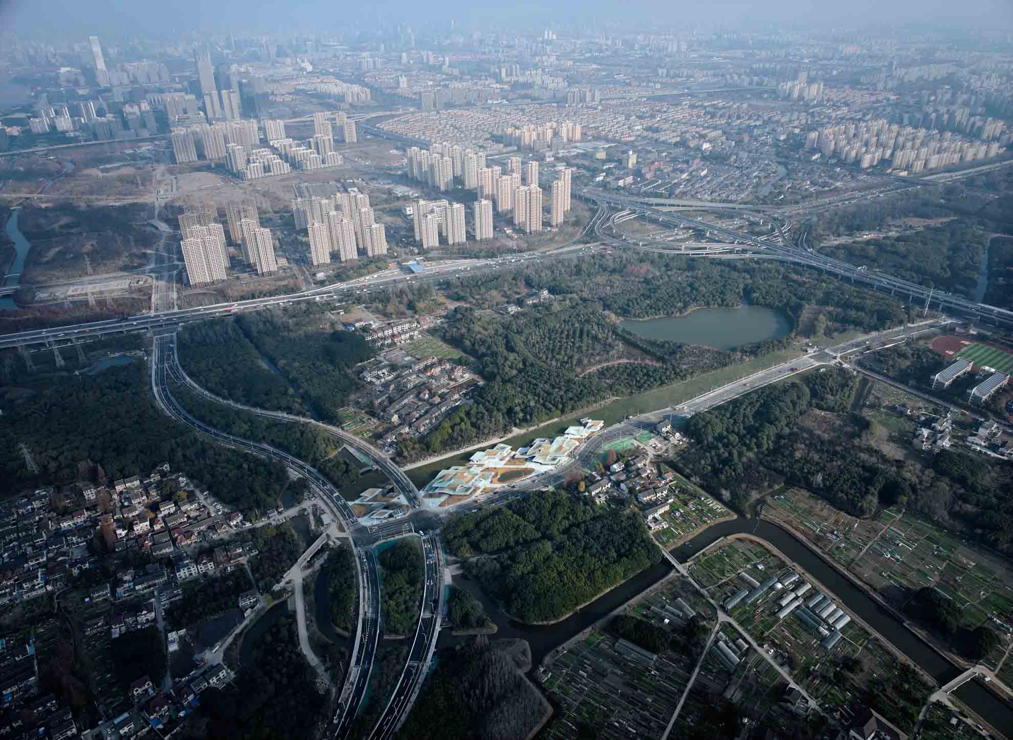 1739859585161737LkmK.jpg 01_入林 總體鳥瞰,Aerial view of the site. ?章魚見(jiàn)筑.jpg