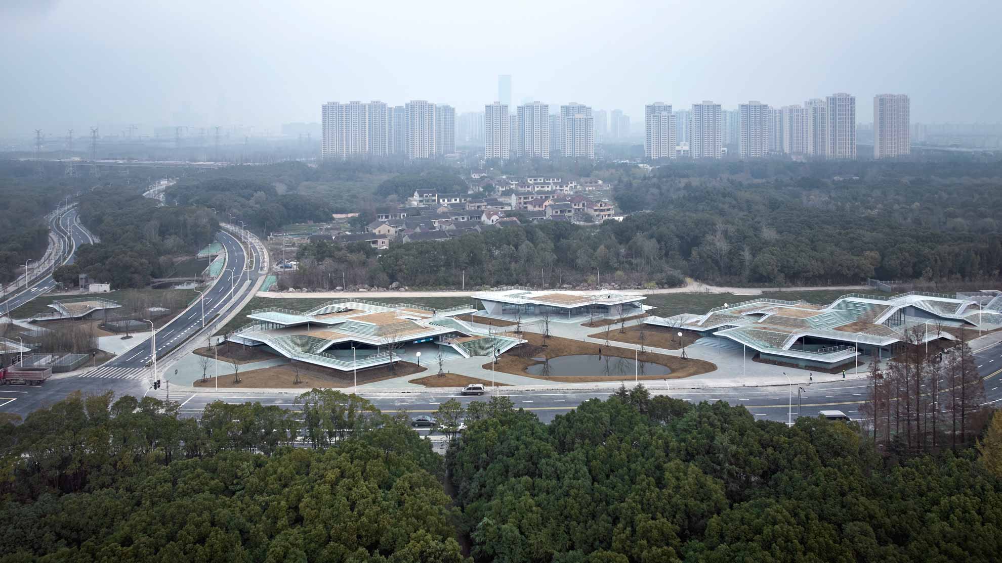 1739859631661229H88L.jpg 02_懸浮于林海之間的人工丘岳1,Artificial hills suspended among natural forests (1). ?章魚見(jiàn)筑.jpg