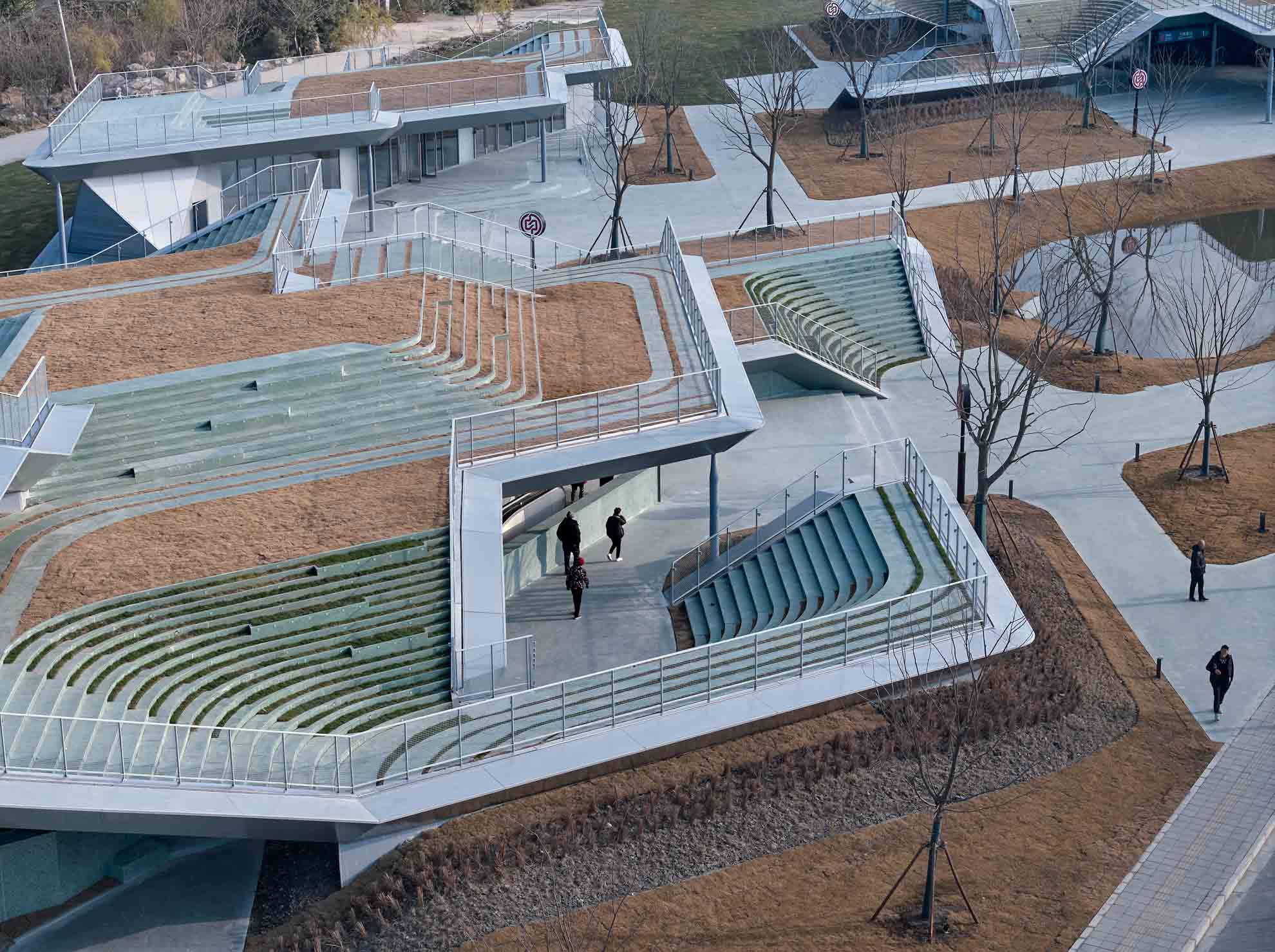 1739859773822153hPc2.jpg 09_綠色浮島消解體量,The green floating islands visually reduce the volume of stations. ?章魚見(jiàn)筑.jpg