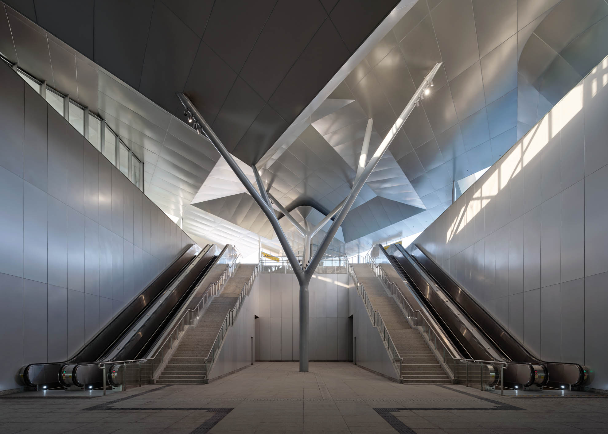 1739859807861229oGXx.jpg 12_站廳樹(shù)形柱,The tree-shaped columns in the concourse on the basement level. ?章魚見(jiàn)筑.jpg