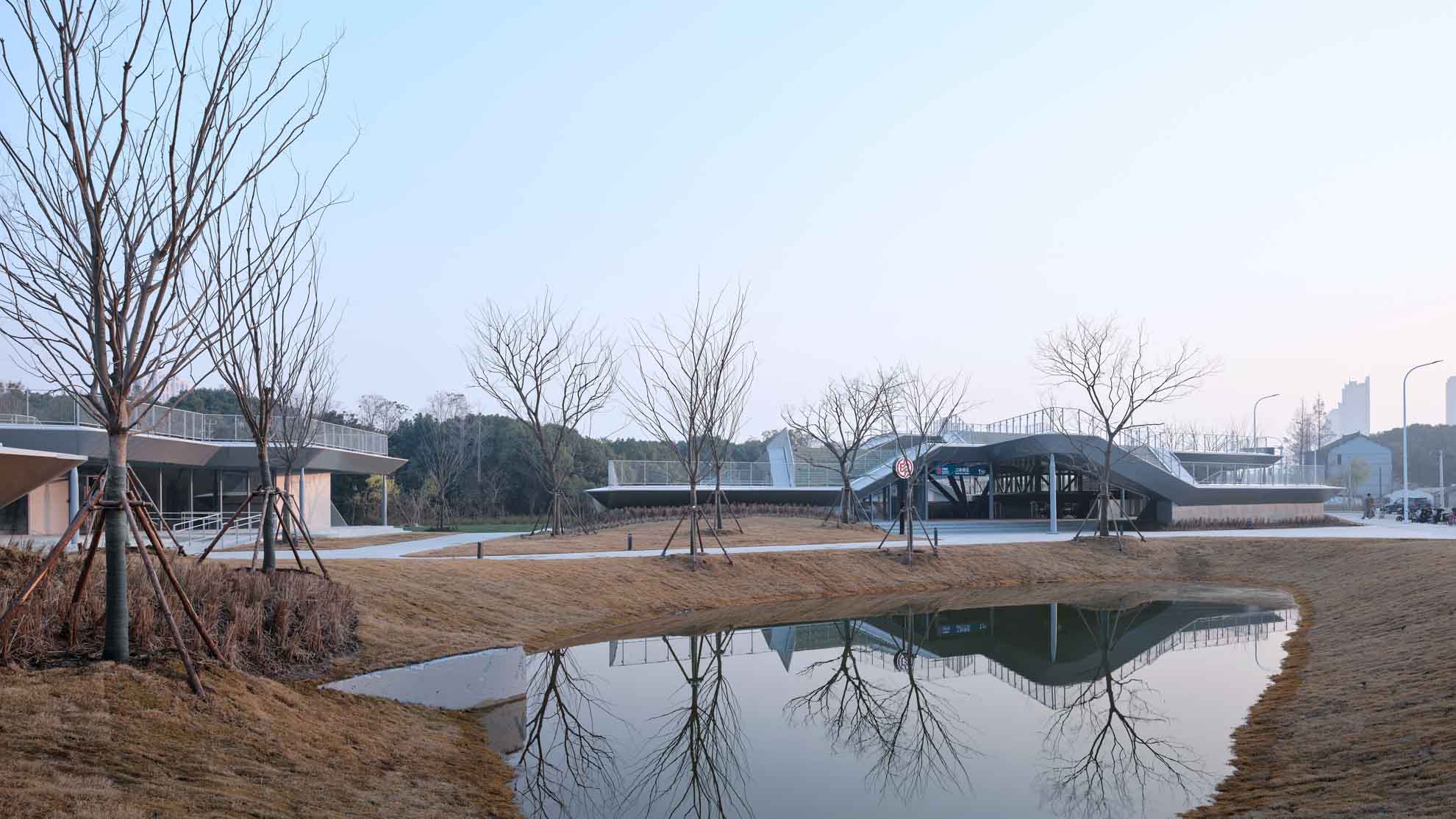 1739859895212498M9jh.jpg 18_水景與林徑,Water features and forest paths. ?章魚見(jiàn)筑.jpg