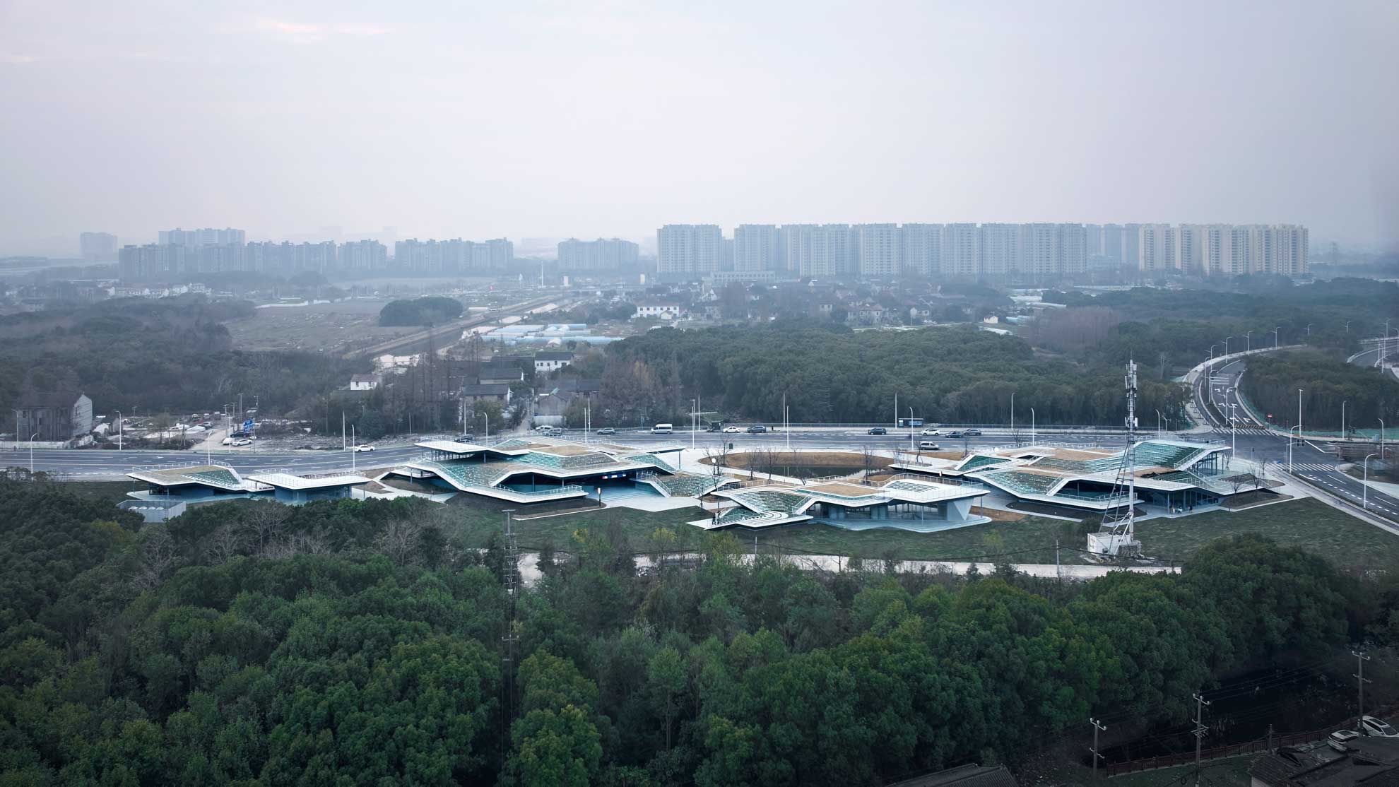 1739860047147968ICN0.jpg 23_懸浮于林海之間的人工丘岳2,Artificial hills suspended among natural forests (2). ?章魚見(jiàn)筑.jpg
