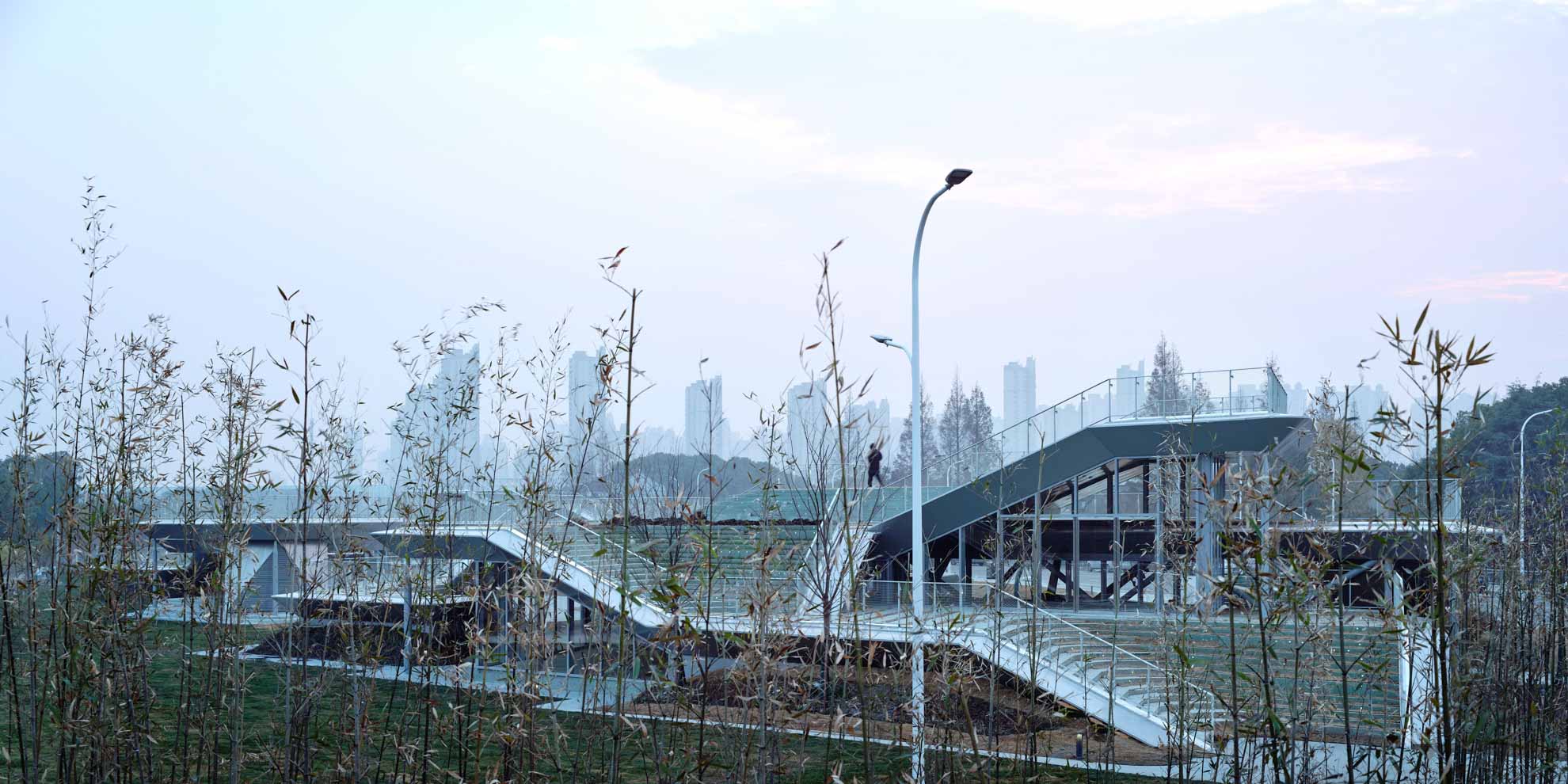 1739860062191312t9fs.jpg 24_懸浮于林海之間,Islands floating between the trees. ?章魚見(jiàn)筑.jpg
