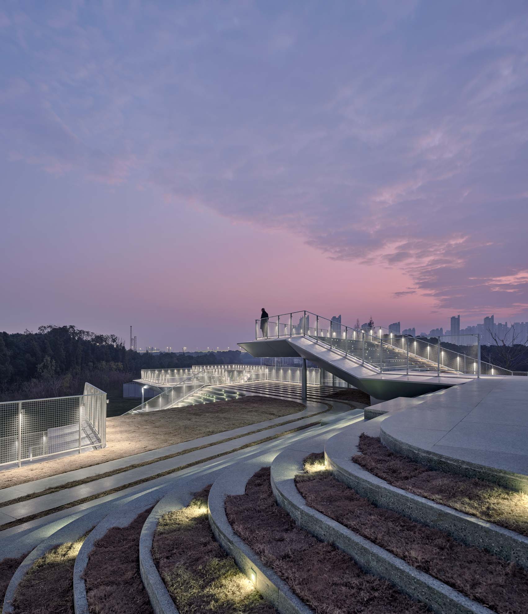 1739860083868361ZSvy.jpg 26_公園型站點(diǎn)夜景,Night view of the park-type station. ?章魚見(jiàn)筑.jpg