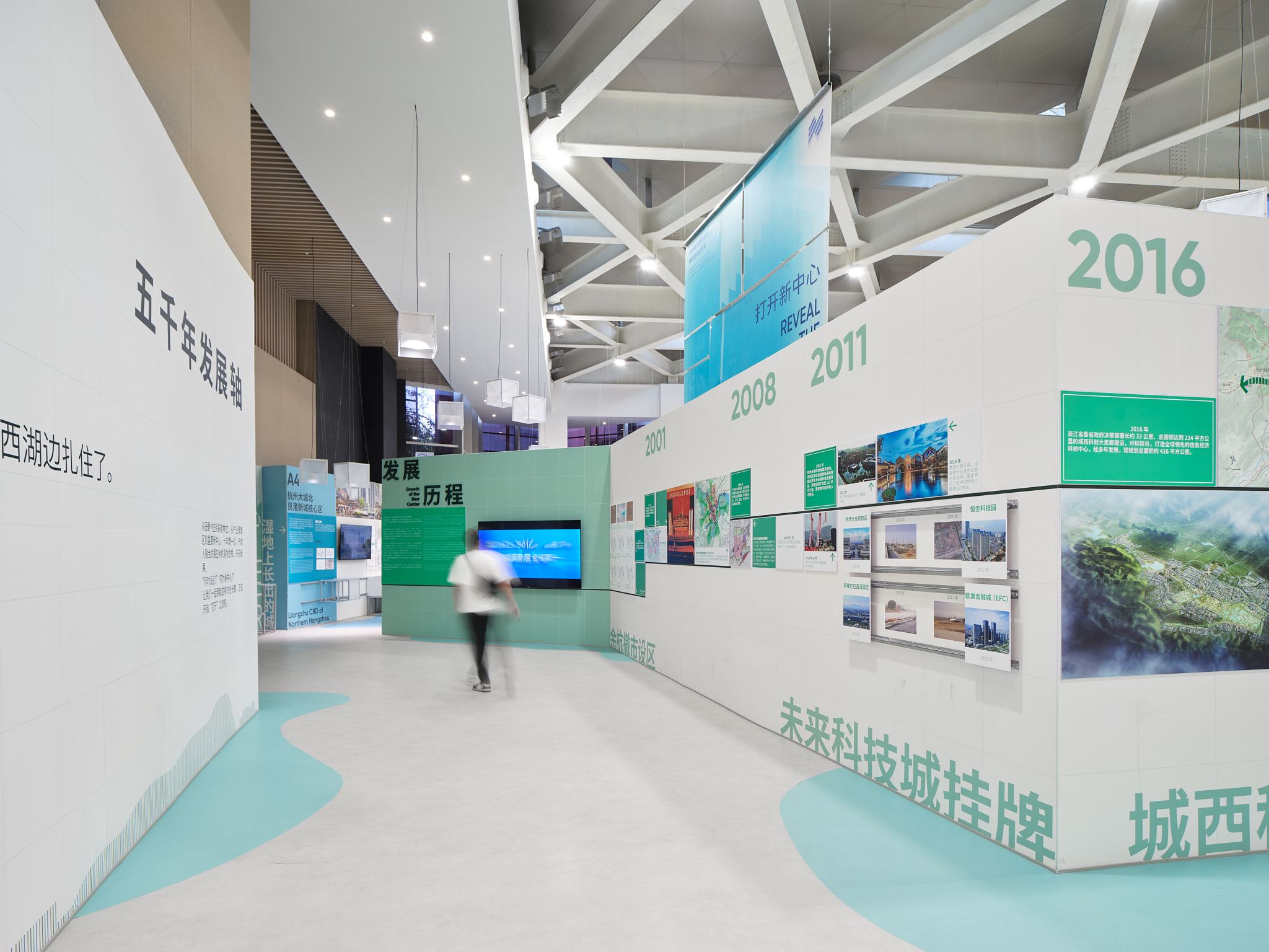 圖7 發(fā)展歷程板塊，Growth of the New Center ?梅可嘉.jpg