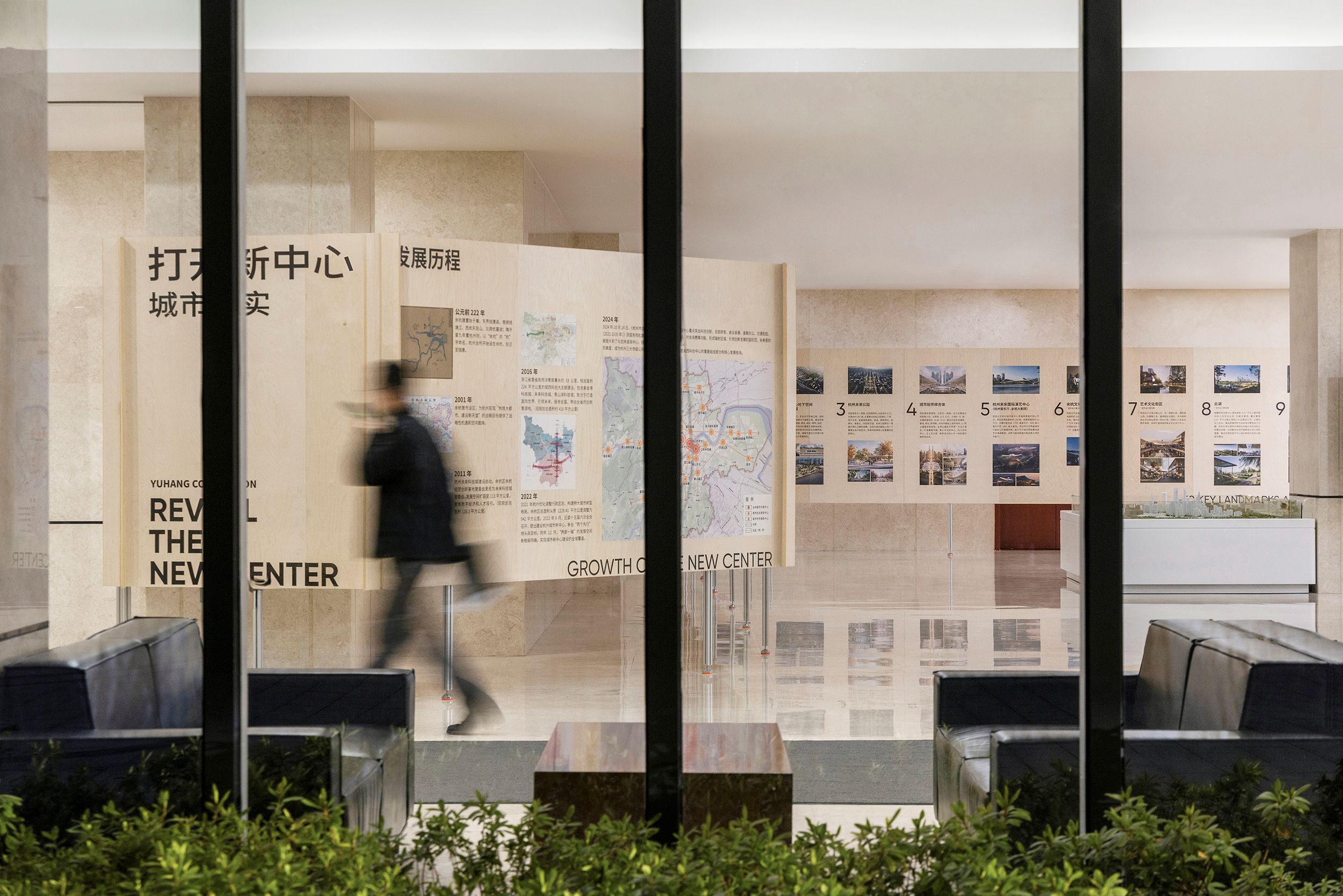 圖34 從室外看內(nèi)部展覽，view of the exhibition from outside ? Daily建筑攝影.jpg
