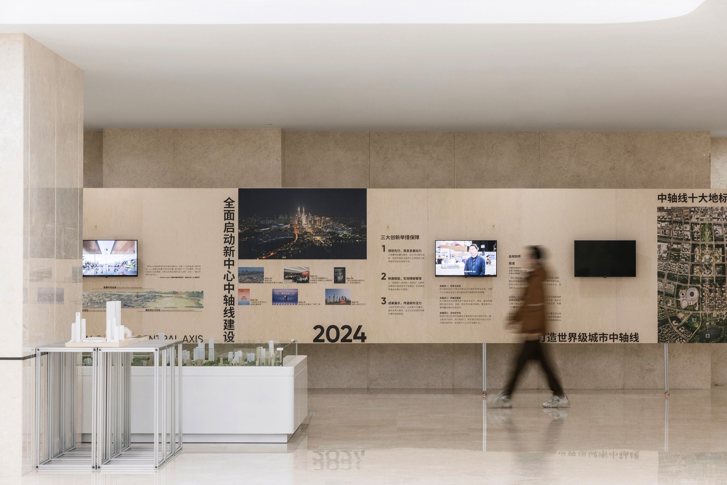 圖38 延續(xù)海洋板與鋁型材的展陳設(shè)計(jì)語言，continuing the exhibition design language of plywood panels and aluminum profiles ? Daily建筑攝影.jpg