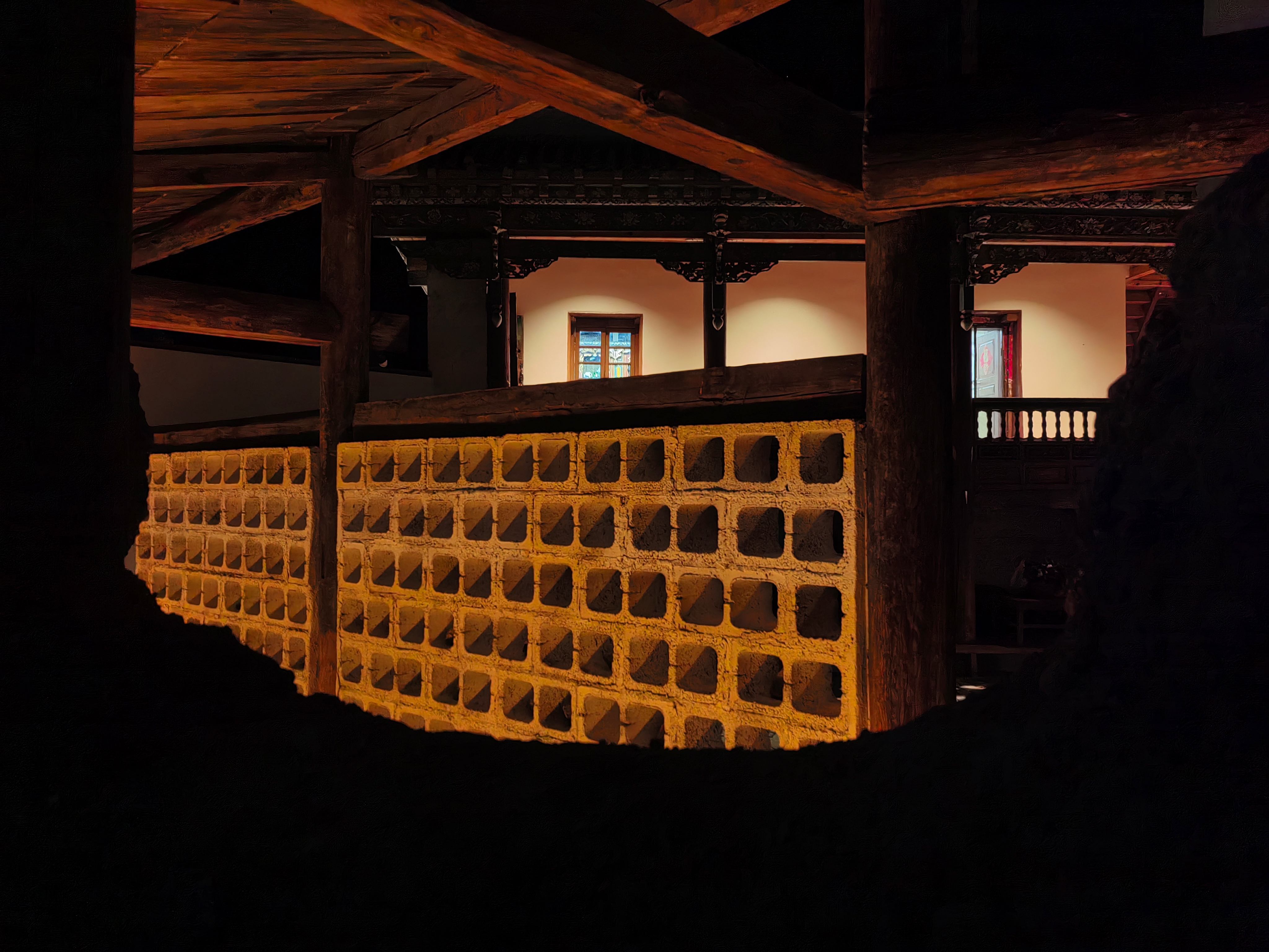 27_局部夜景_保留殘破夯土墻與新建空心磚經(jīng)墻_王劍峰.jpg