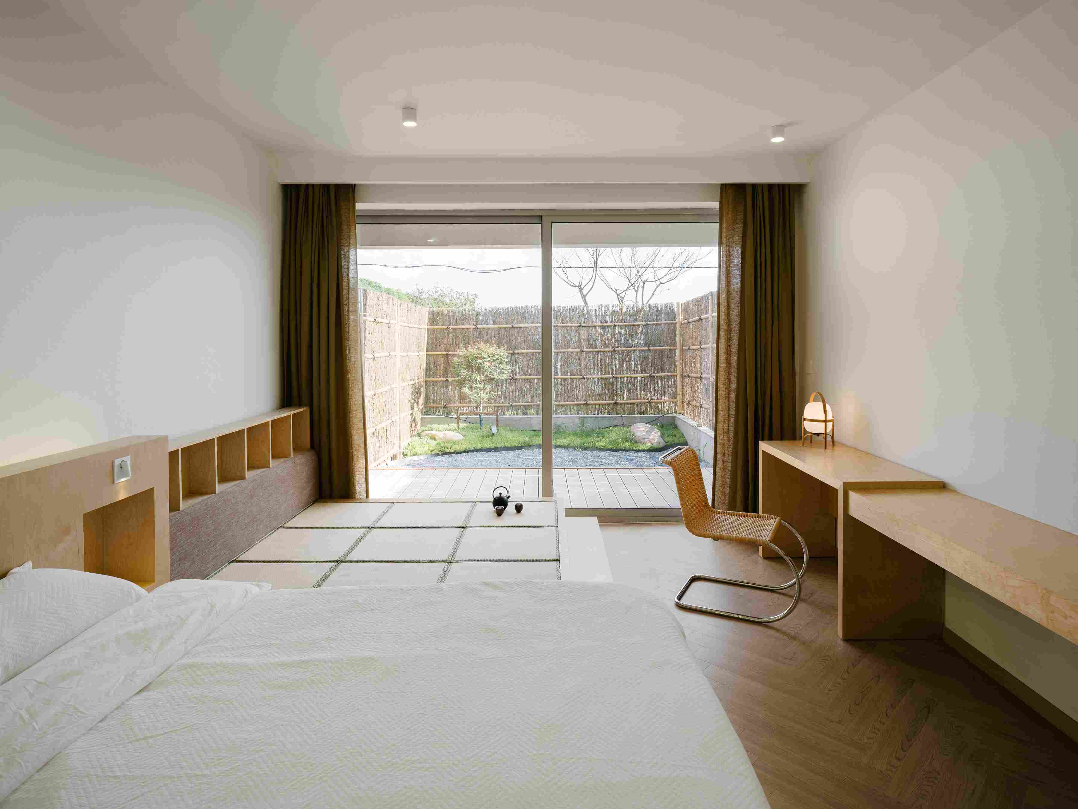 23_Private Courtyards (Ground-Floor Rooms) 一層客房均設(shè)置了獨立院落_8.jpg