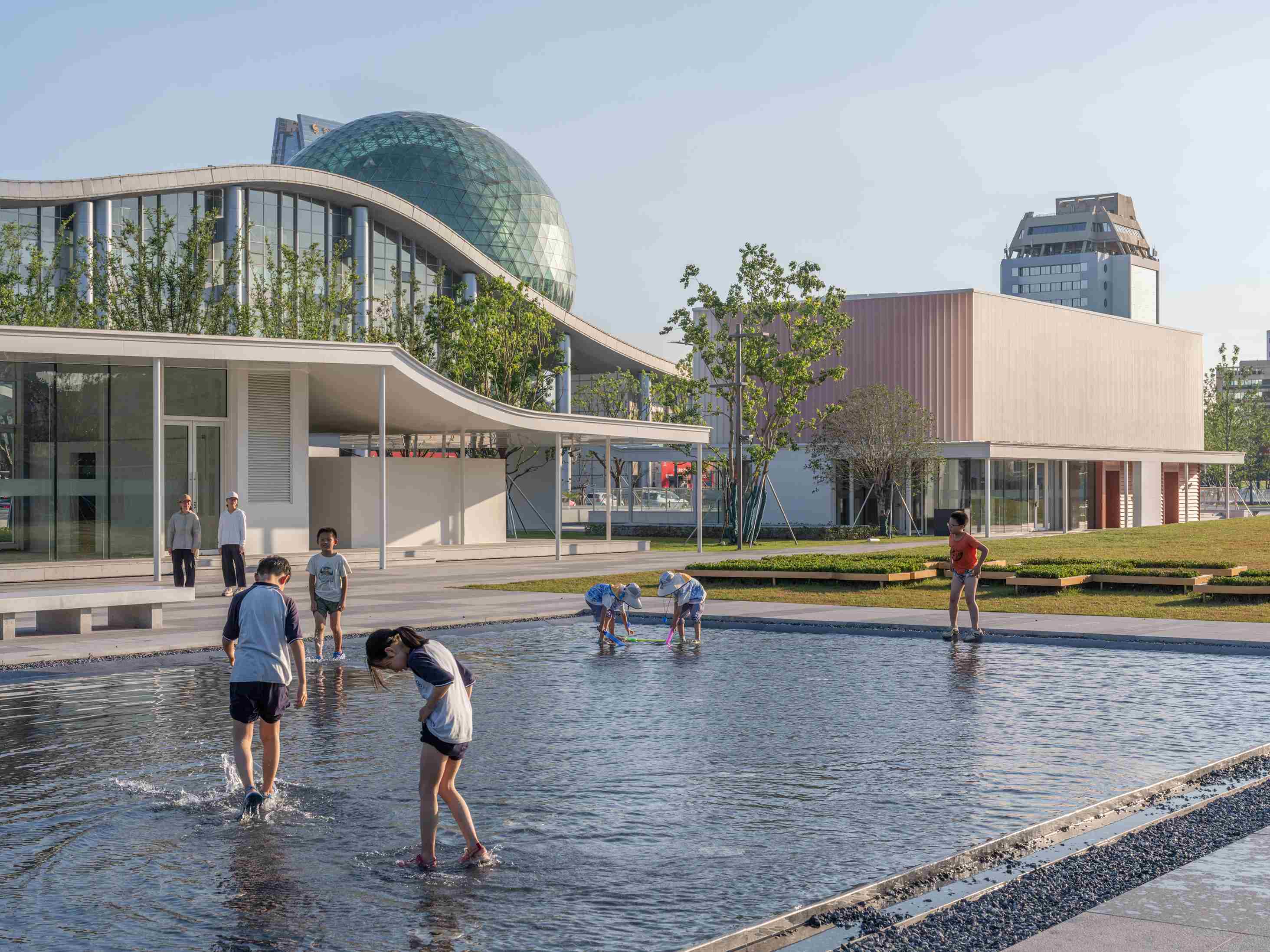 07-1水池與紅盒子 Water feature near the red box ?田方方 Fangfang Tian_9.jpg