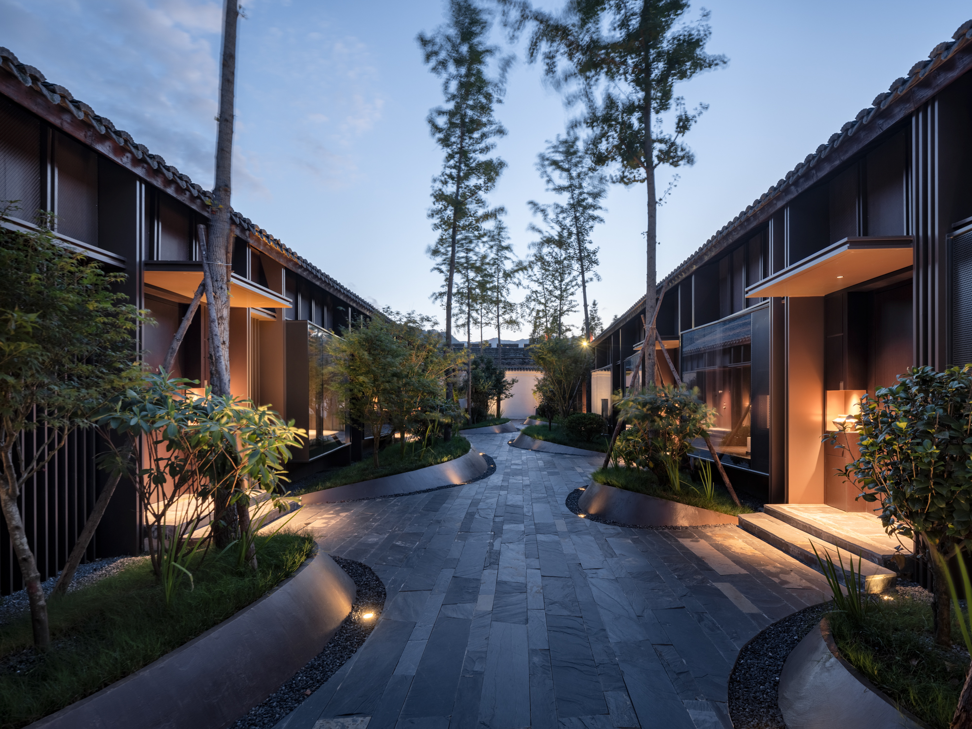 25_ 古城墻下的內(nèi)庭院 Inner Courtyard beneath the Ancient City Wall ?山間影像 Shan-Jian images.jpg